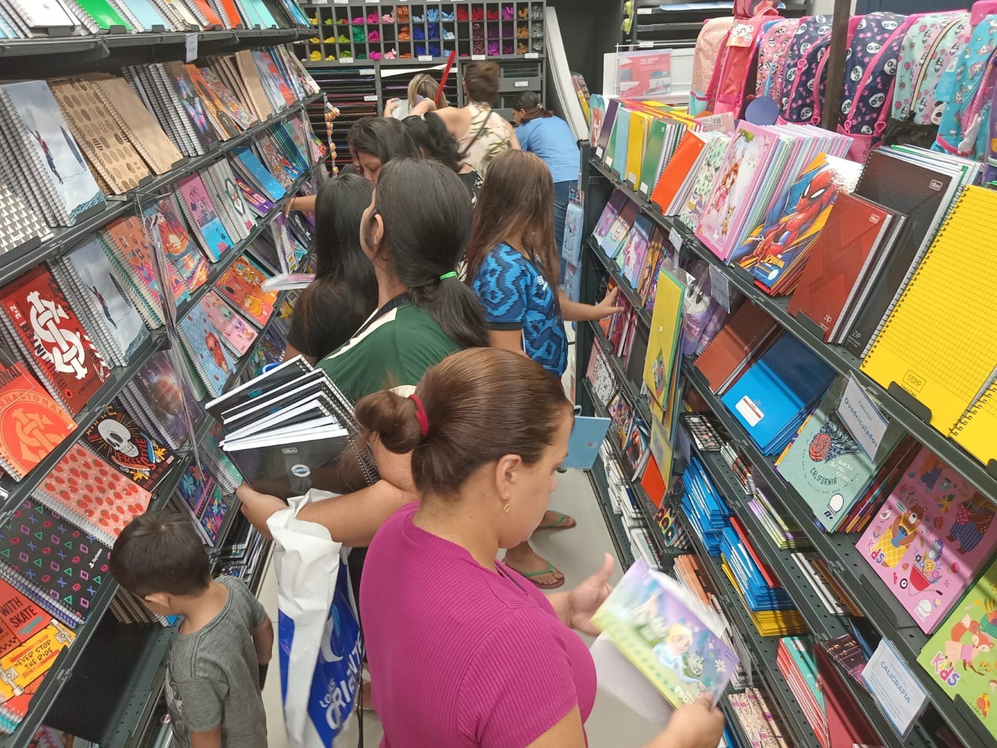 Proximidade da volta às aulas tem tumulto e filas em lojas com materiais à venda em Canoas