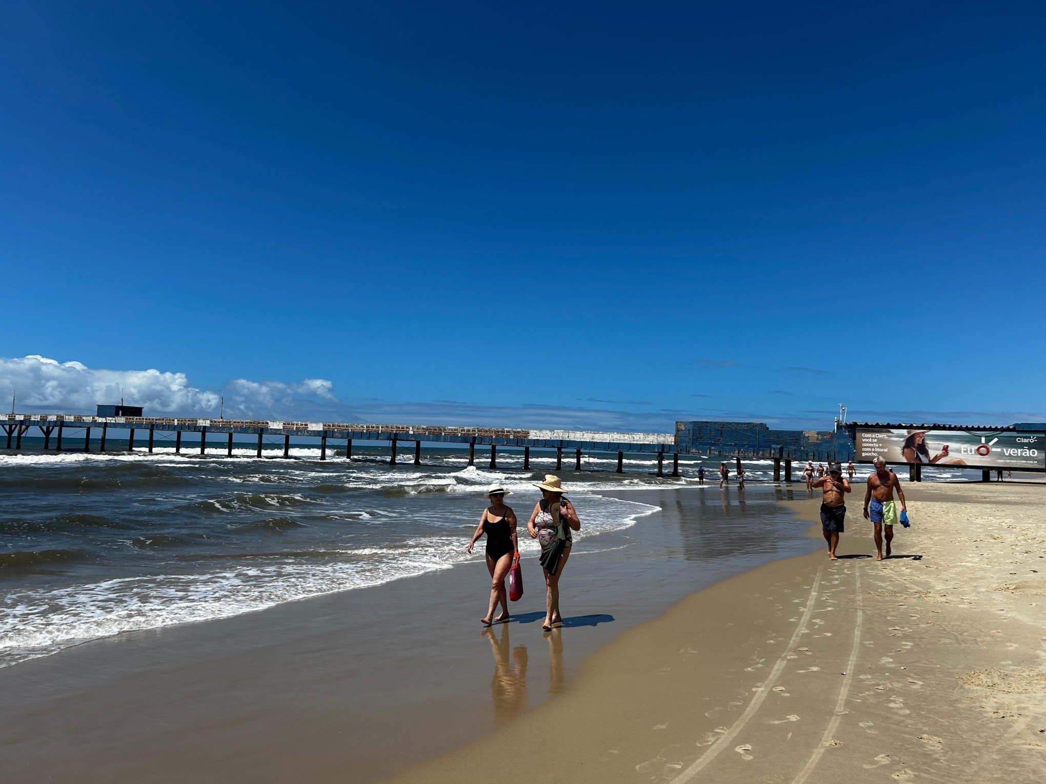"Sem sujeira e sem aquele vento nordestão de sempre": Praias surpreendem gaúchos e tempo deve favorecer veranistas neste fim de semana