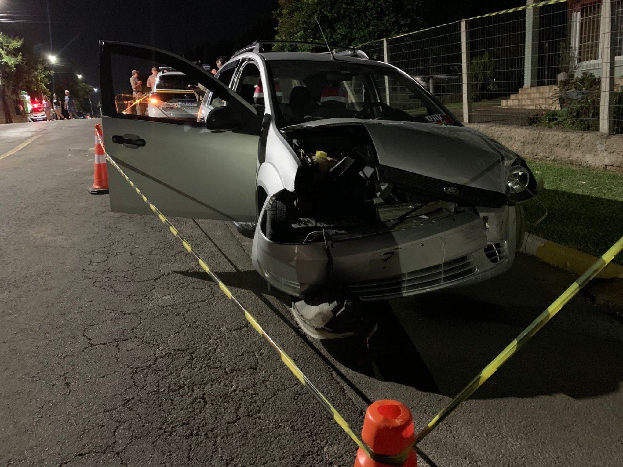 Motorista bate carro em viatura da Brigada Militar e foge em Ivoti; veja fotos