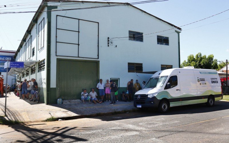 Unidade móvel do Cras atende população ao lado do Restaurante Popular