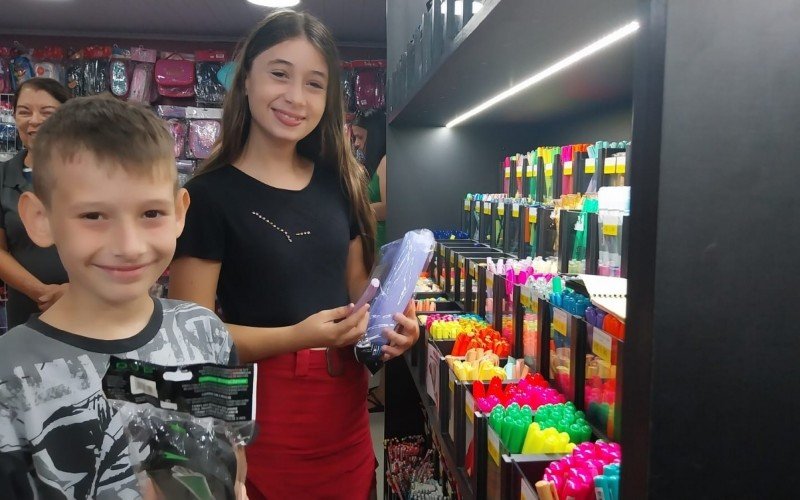 MOVIMENTO NAS LIVRARIAS: Jeferson Dieter com os filhos Luísa, 12, e Murilo, 8, para a compra do material escolar