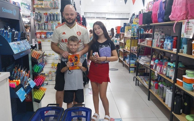 MOVIMENTO NAS LIVRARIAS: Jeferson Dieter com os filhos Luísa, 12, e Murilo, 8, para a compra do material escolar