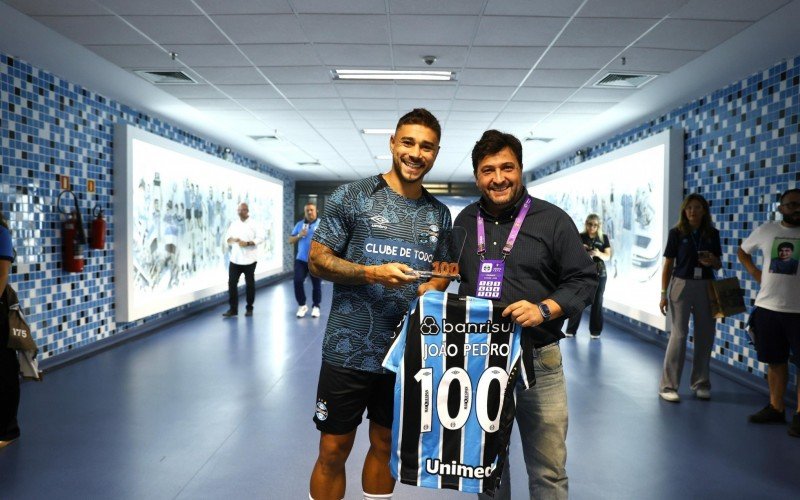 João Pedro recebeu a camisa em comemoração aos 100 jogos pelo Tricolor | abc+