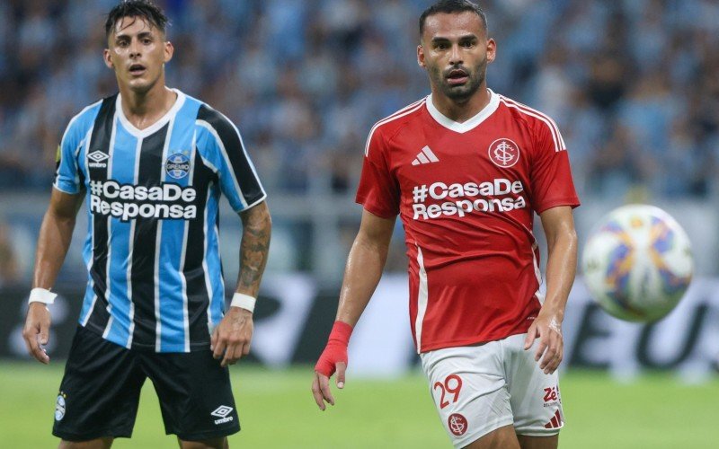 Pavon, do Grêmio, e Thiago Maia, do Inter, disputam a bola em jogada no Gre-Nal 444 | abc+