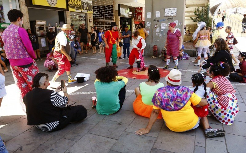 Palhaços se apresentaram no Calçadão de Canoas neste sábado (8)