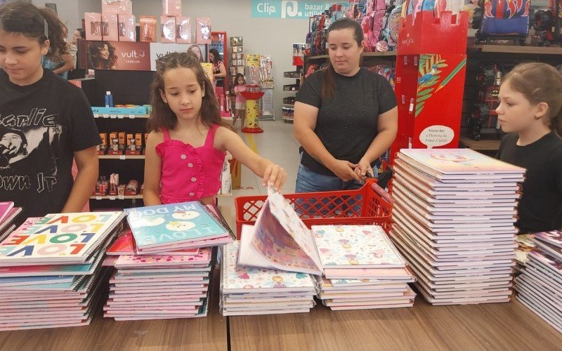 MOVIMENTO NAS LIVRARIAS: Leandra Padilha observa filha Maria na escolha de caderno  | abc+