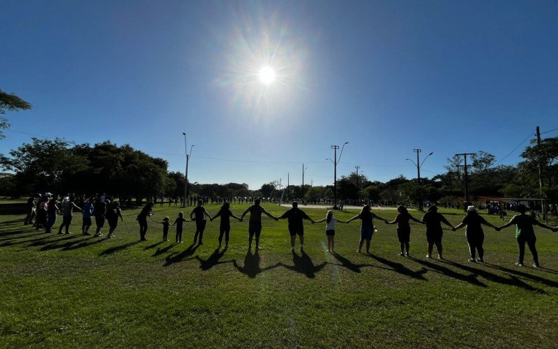 Participantes se uniram para um abraço ao parque antes do início dos trabalhos 