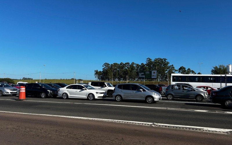 Fluxo intenso na free way rumo ao litoral norte, mas sem lentidão na manhã deste sábado (8)
