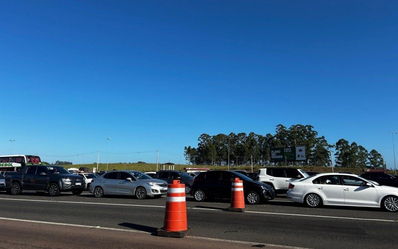 Fluxo intenso na free way rumo ao litoral norte, mas sem lentidão na manhã deste sábado (8)