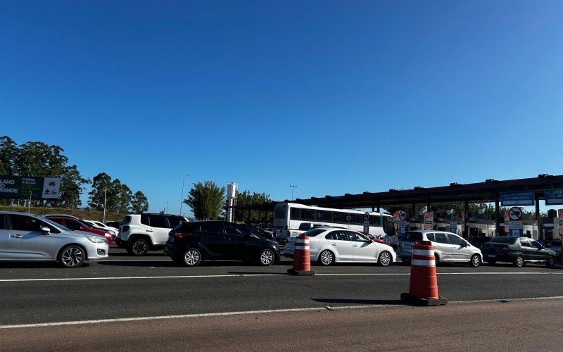 Fluxo intenso na free way rumo ao litoral norte, mas sem lentidão na manhã deste sábado (8)