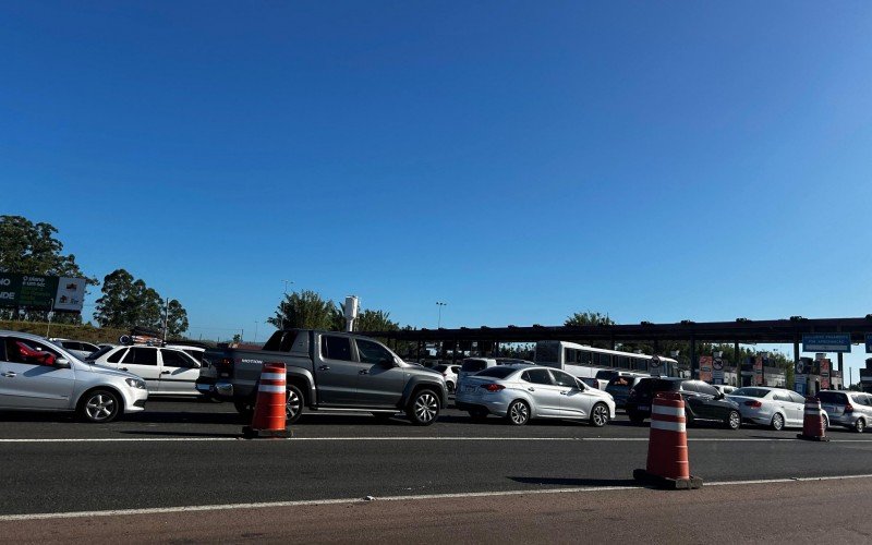 Fluxo intenso na free way rumo ao litoral norte, mas sem lentidão na manhã deste sábado (8)