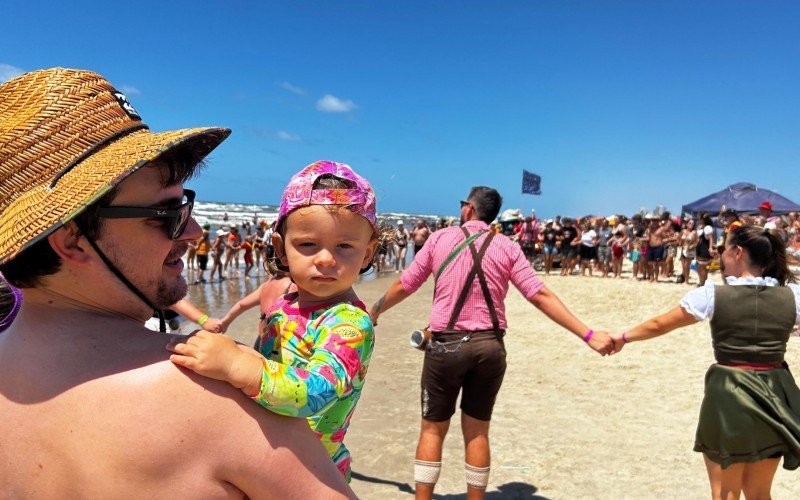 Gustavo se aproximou da festa que acontecia na faixa de areia a pedido da filha, que adora música e dança | abc+