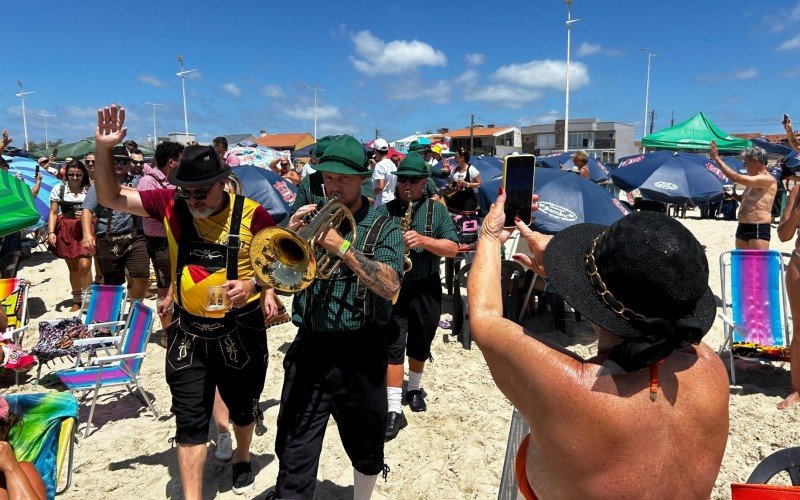 Veranistas registraram invasão de comitiva do Kerb na praia de Imbé