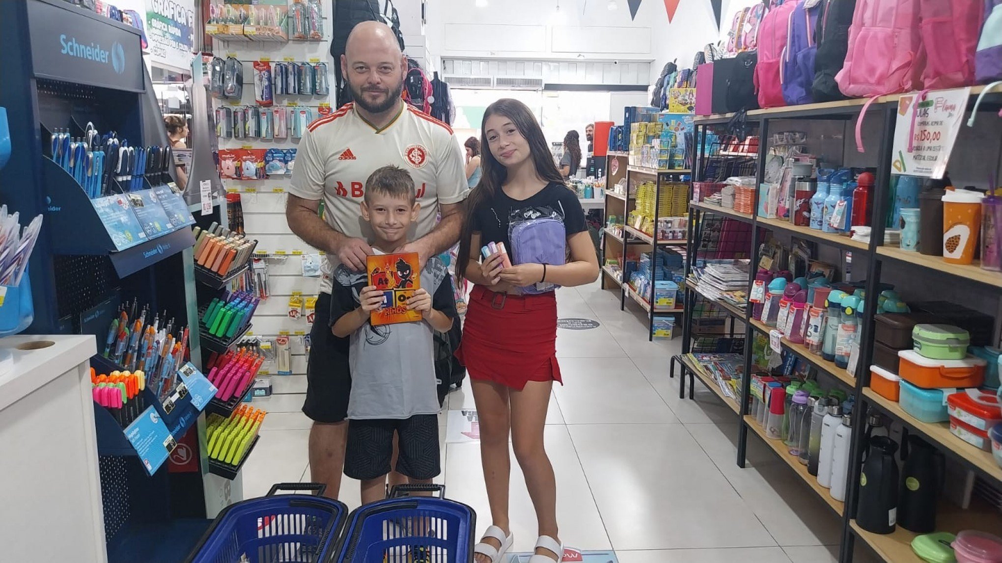 Pai aplica educação financeira com os filhos na compra de material escolar; entenda