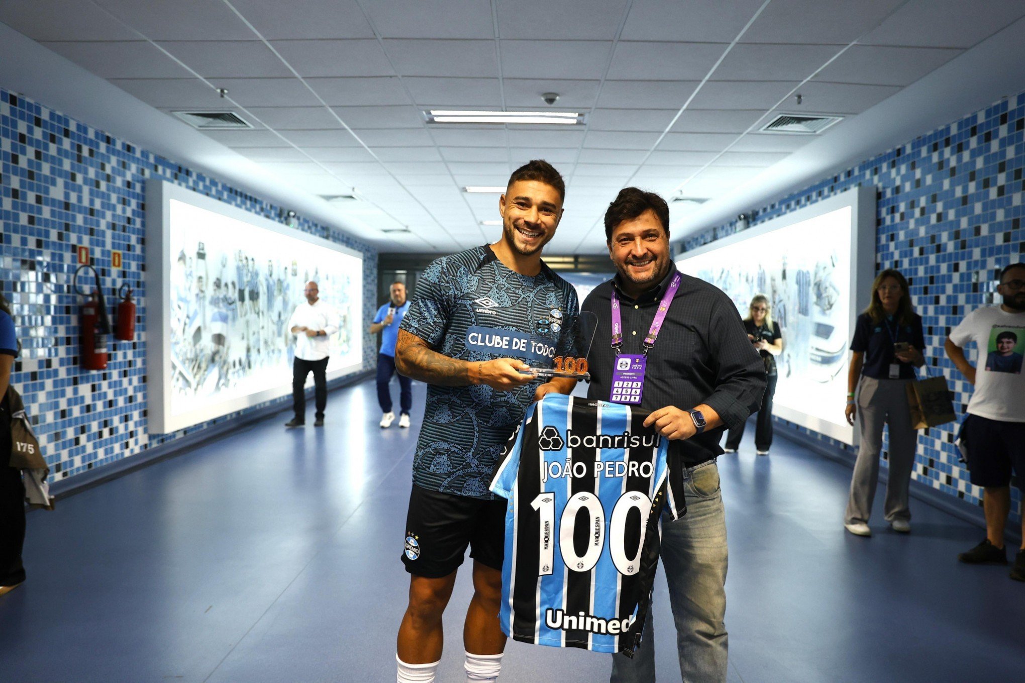 João Pedro é homenageado pelos 100 jogos com a camisa do Grêmio