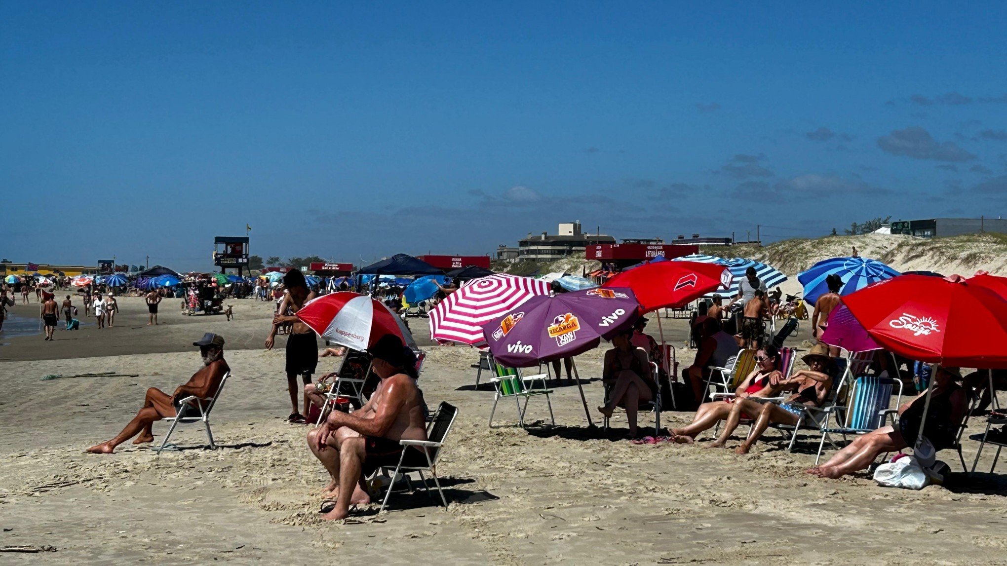 Gaúchos encontram no litoral norte refúgio para previsão de repique do calorão