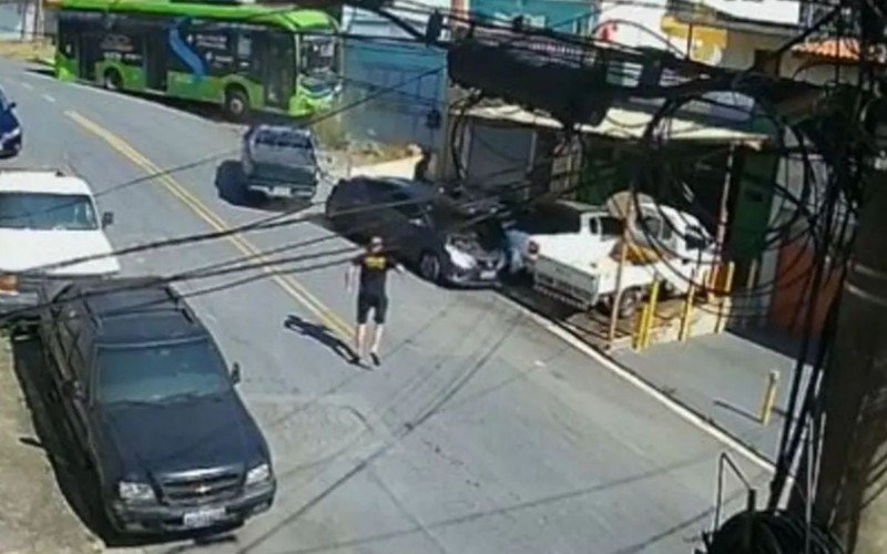 Ônibus desgovernado, atinge veículos, imóvel e derruba árvore | abc+