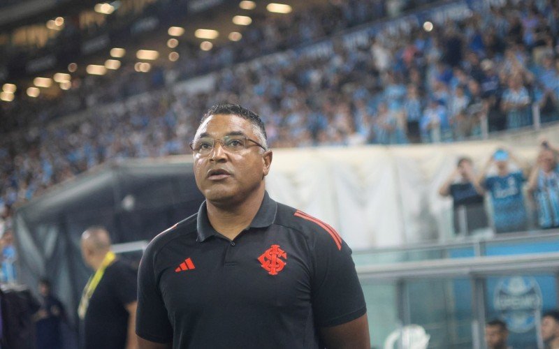 Treinador Roger Machado criticou a arbitragem do Gre-Nal 444 | abc+