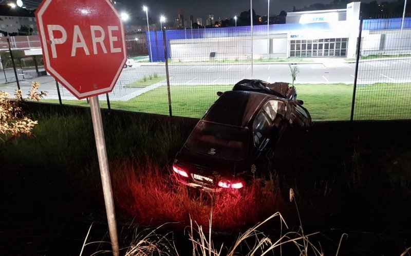 Carro bateu em poste ao fugir de roubo na lateral da RS-239 | abc+