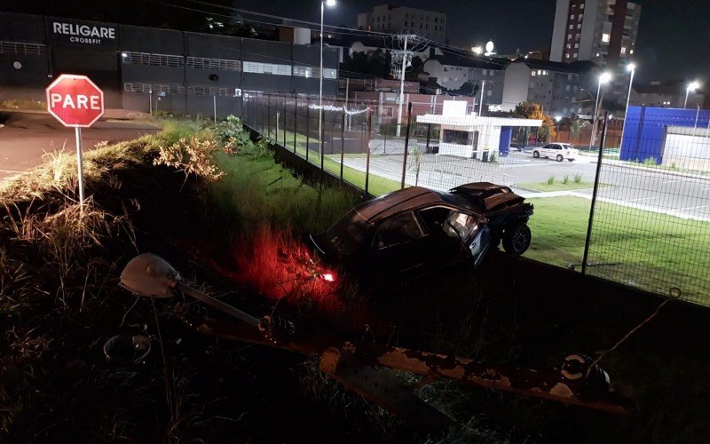 Carro bateu em poste ao fugir de roubo na lateral da RS-239 | abc+