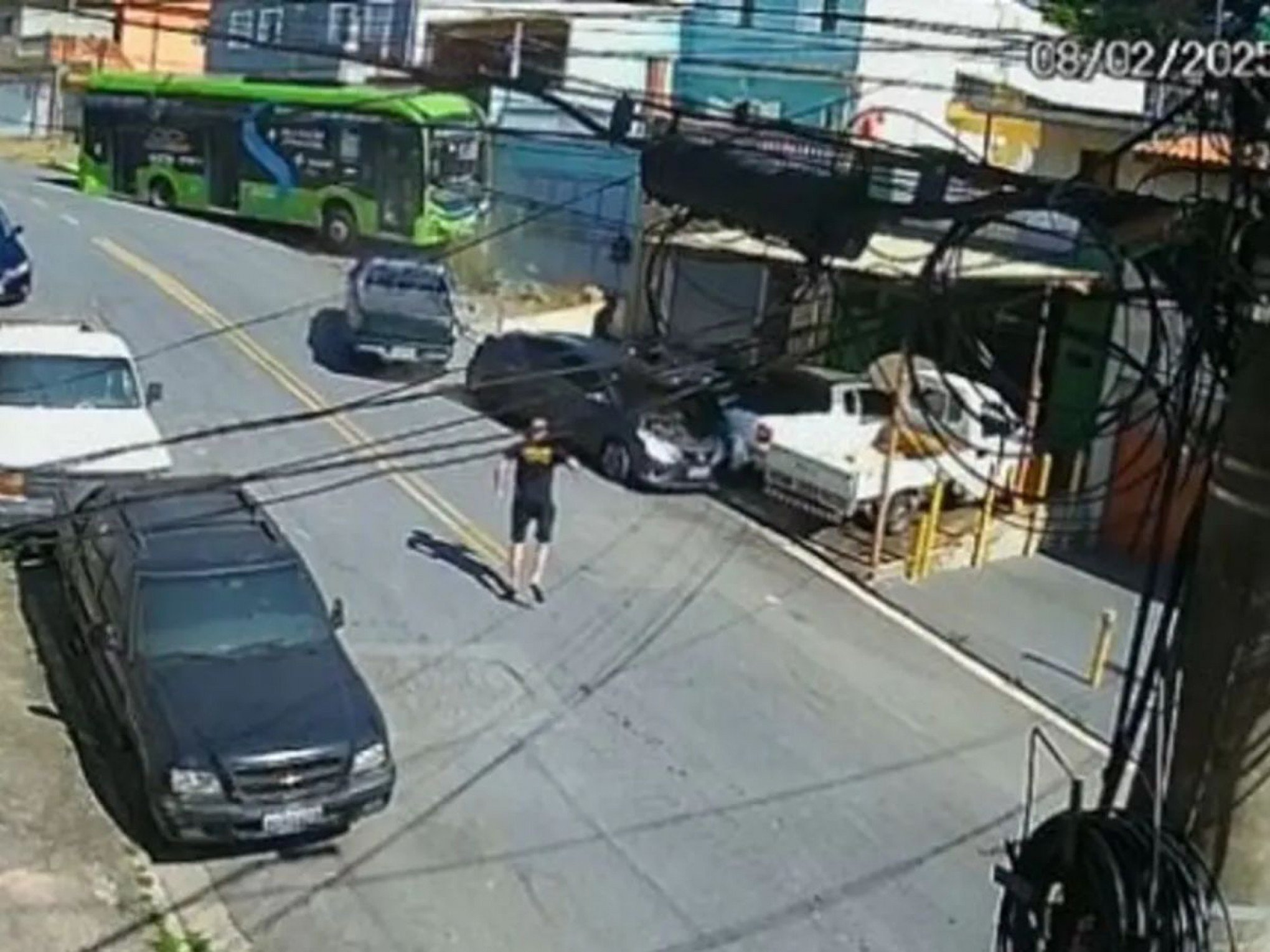 Ônibus desgovernado, atinge veículos, imóvel e derruba árvore