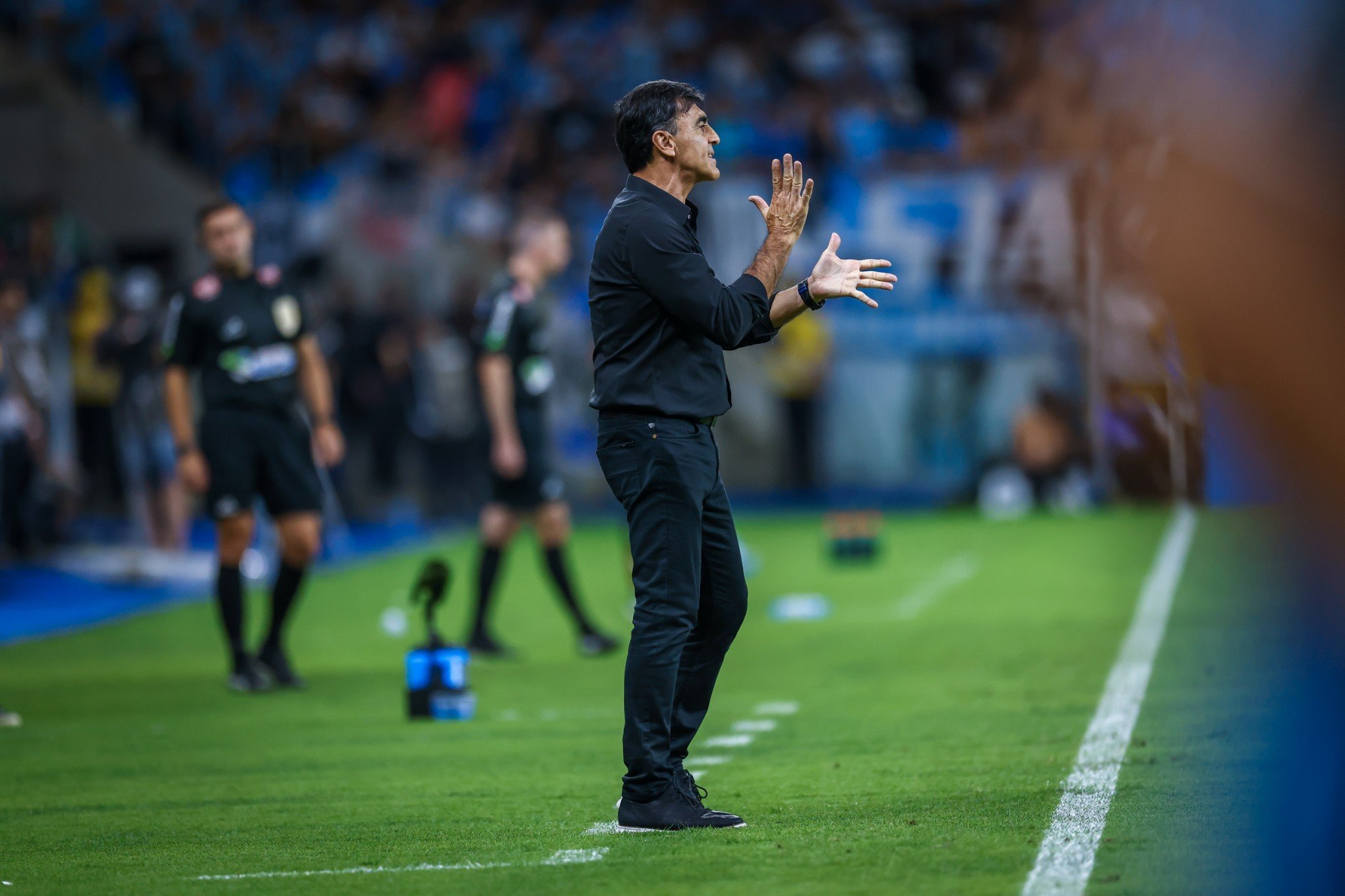 Quinteros volta a cobrar direção gremista por contratações após o Gre-Nal