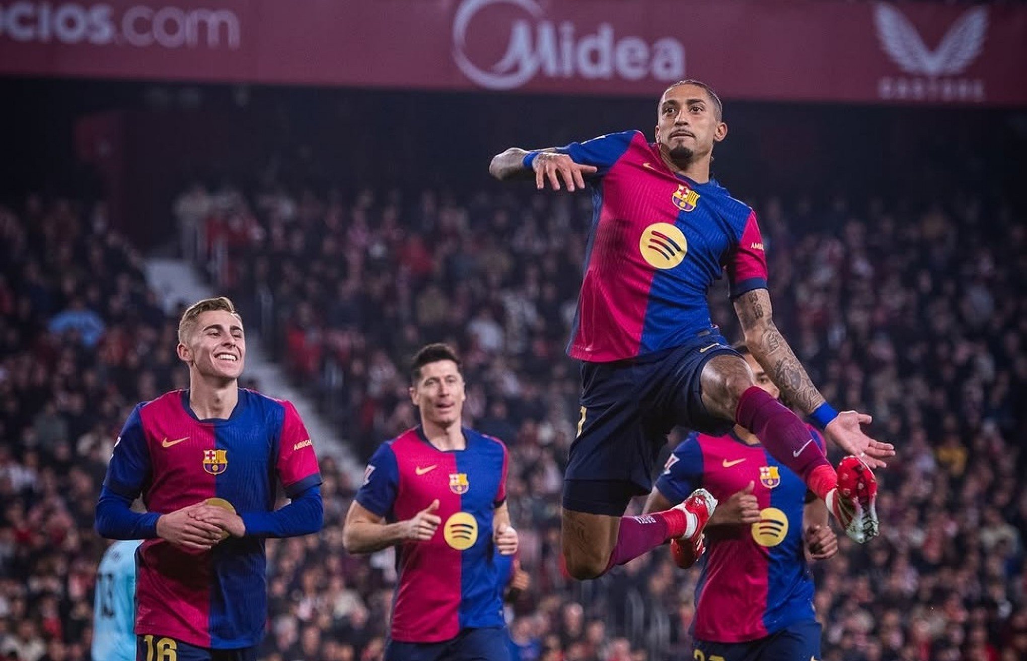 Raphinha faz golaço e Barcelona massacra Sevilla fora de casa na La Liga