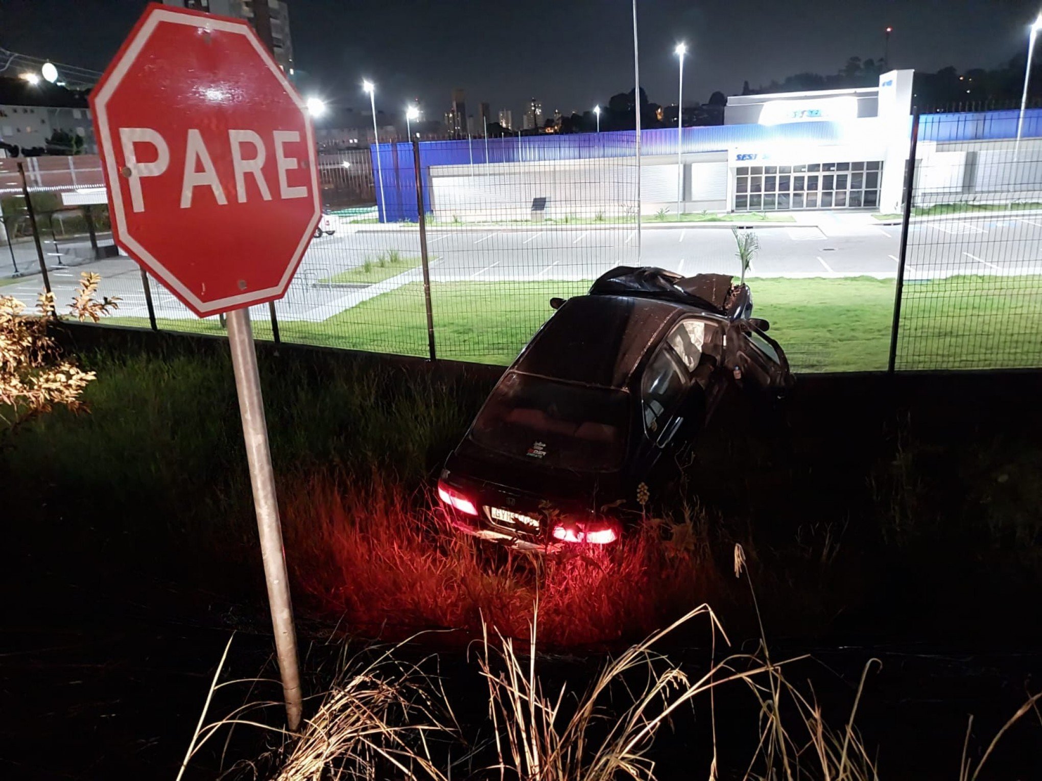 RS-239: Poste se parte após batida de carro no Vale do Sinos; veículo pegou fogo