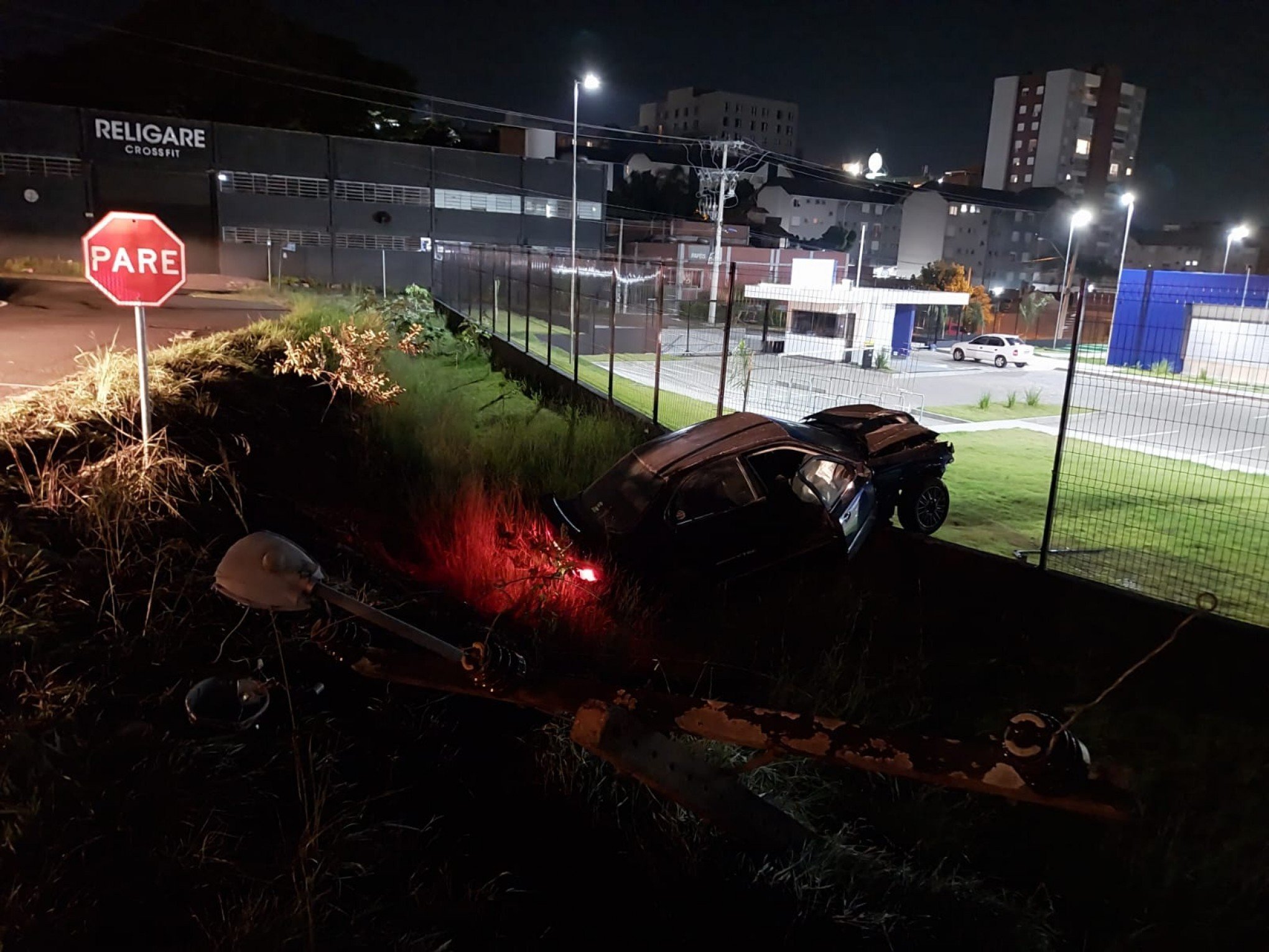 RS-239: Jovem fugia de tentativa de roubo antes de colidir com poste e carro pegar fogo, afirmam familiares