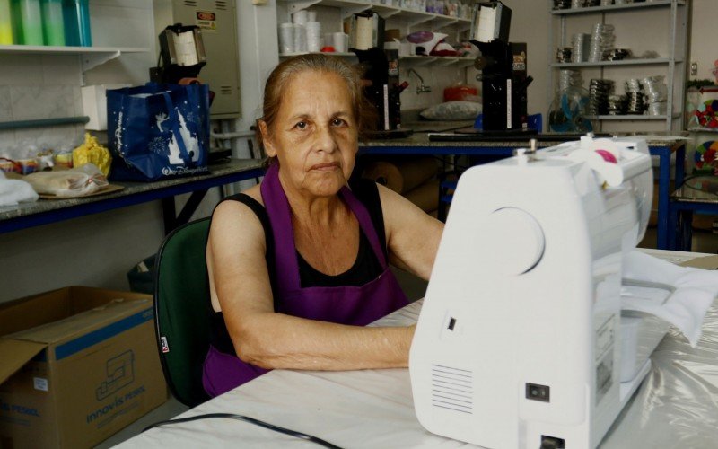 A artesã Leila Maria Melo da Silva acredita que a máquina vai melhorar os bordados | abc+