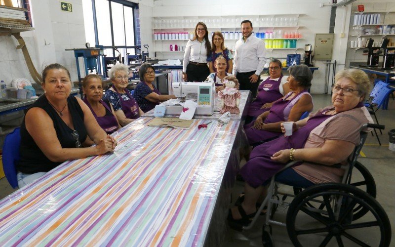 Oficina de costura e bordado comprou uma máquina de bordado com recursos do projeto da Cooperativa Sicredi | abc+