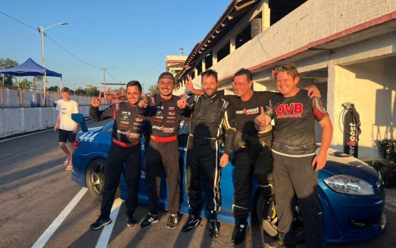 Da esq para dir - Kauê e Felipe da equipe, membros da equipe, os pilotos Leandro Zampieri e Mauro Weck, e Marcio, preparador do motor e carro | abc+