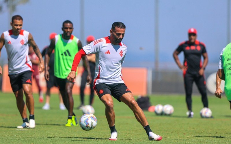 Nesta segunda-feira, jogadores treinaram sob forte calor em Porto Alegre nesta | abc+