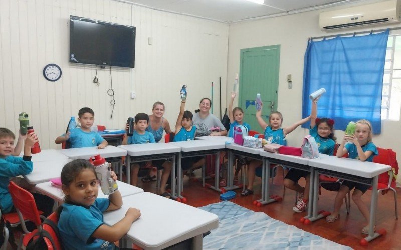 Alunos levam para escola garrafinhas com água na Escola José de Alencar de Estância Velha  | abc+