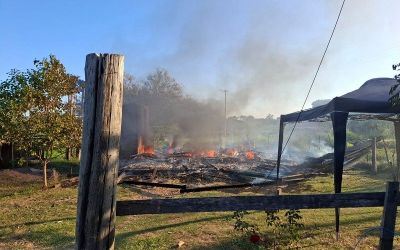 Incêndio destruiu casa em Capela de Santana  | abc+