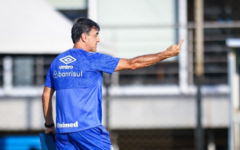 Técnico Gustavo Quinteros vem de uma derrota e um empate | abc+