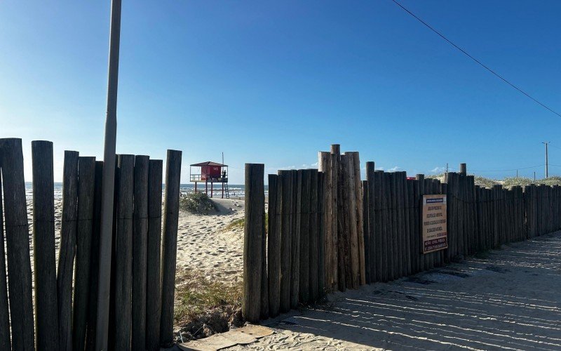 Cerca de proteção teve madeiras retiradas pela população para facilitar acesso à praia. Foto registrada na sexta-feira (7) | abc+