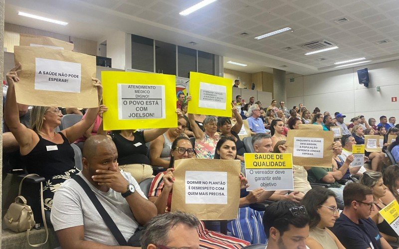 . O plenário lotado contava com pessoas exibindo cartazes com frases como "Dormir no plantão é desrespeito com quem mais precisa" e "A saúde não pode esperar" | abc+