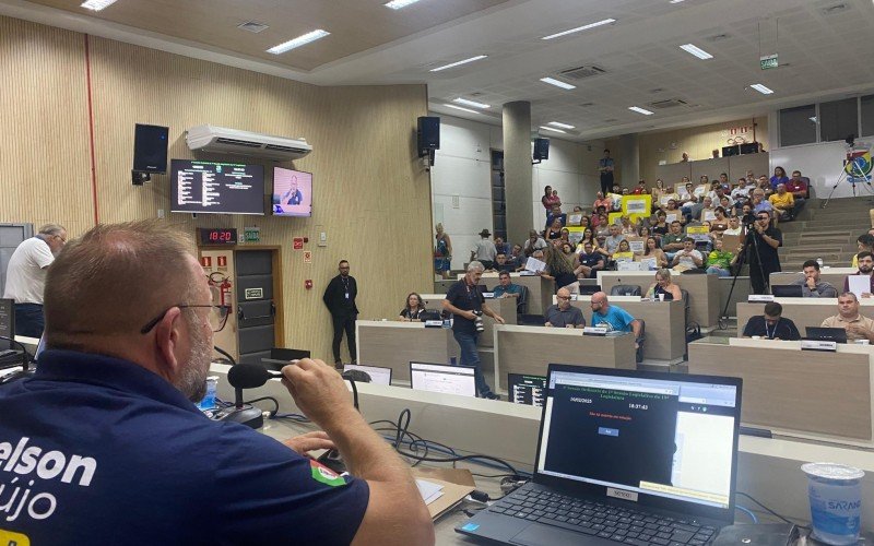 Plenário lotado contava com pessoas exibindo cartazes com frases como "Dormir no plantão é desrespeito com quem mais precisa" e "A saúde não pode esperar" | abc+
