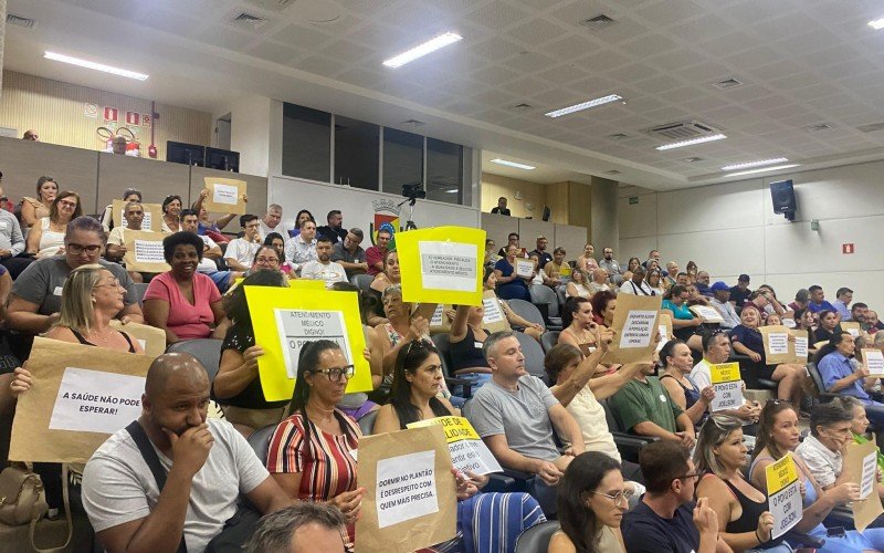 . O plenário lotado contava com pessoas exibindo cartazes com frases como "Dormir no plantão é desrespeito com quem mais precisa" e "A saúde não pode esperar" | abc+