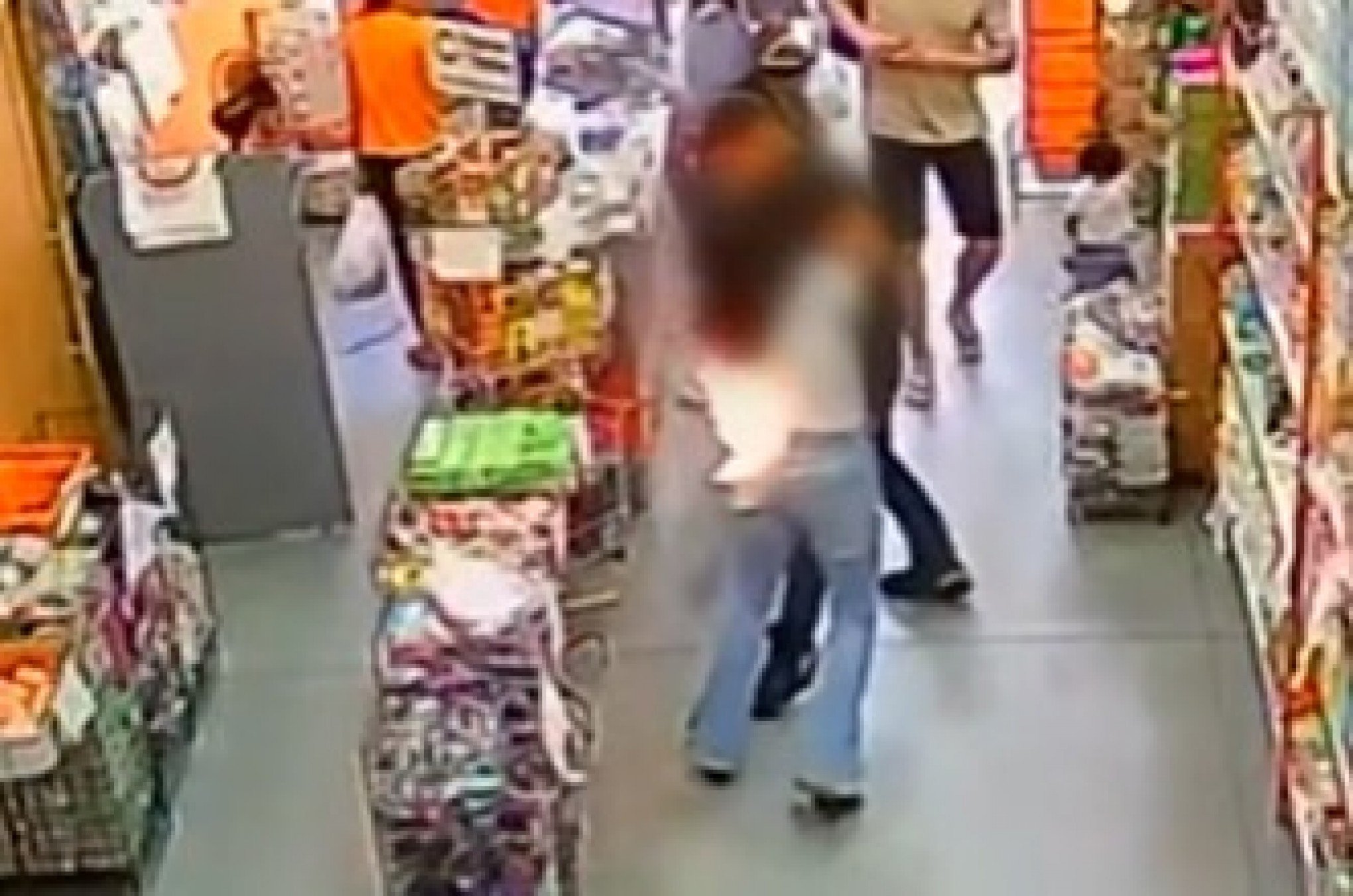 VÍDEO: Celular explode no bolso da calça de jovem