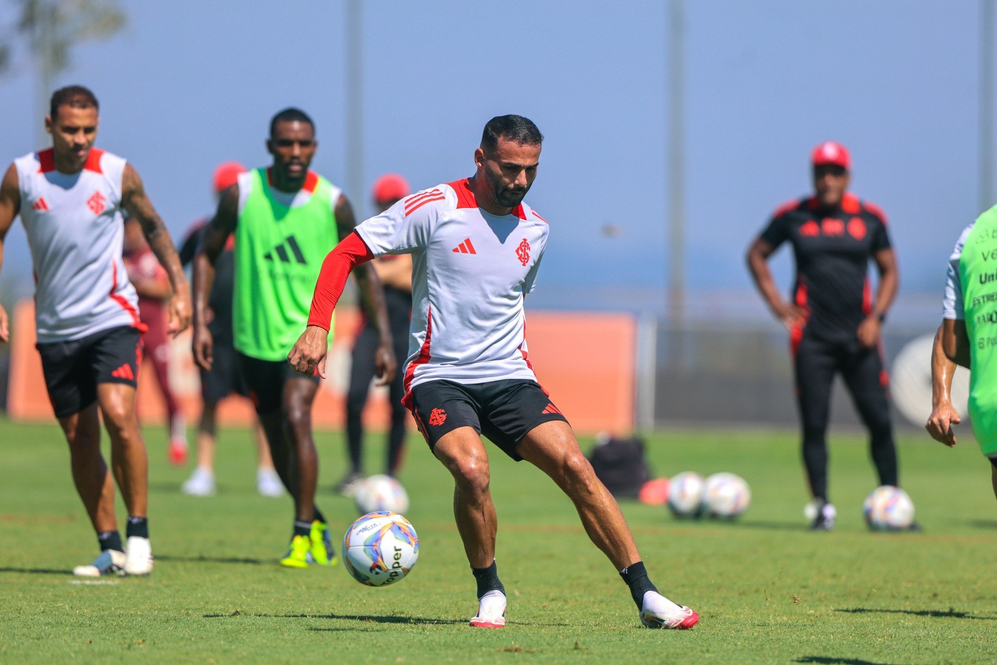 Roger Machado deve manter titulares em partida contra o São Luiz