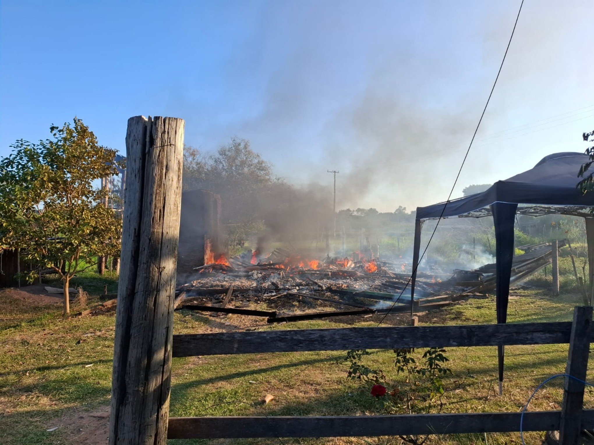 Casa é totalmente destruída por incêndio no Vale do Caí