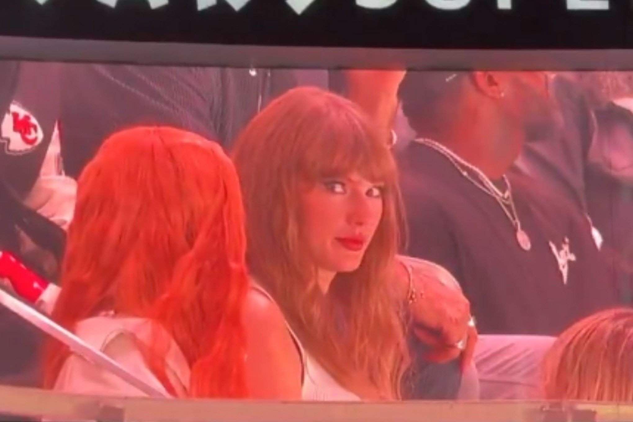 Taylor Swift é vaiada ao aparecer no telão do Super Bowl e vira alvo de deboche de Trump: "Noite mais difícil que a do Chiefs"