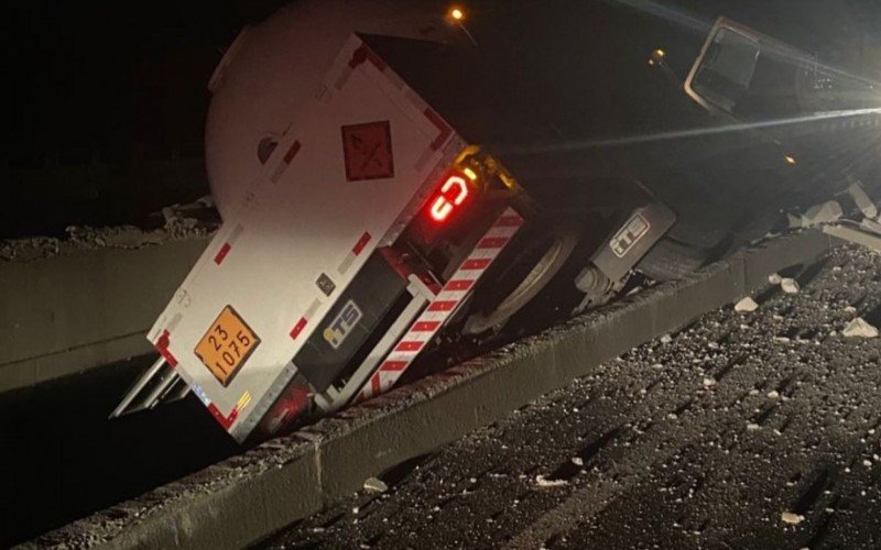 Caminhão caiu em vão entre pontes na RS-122 | abc+