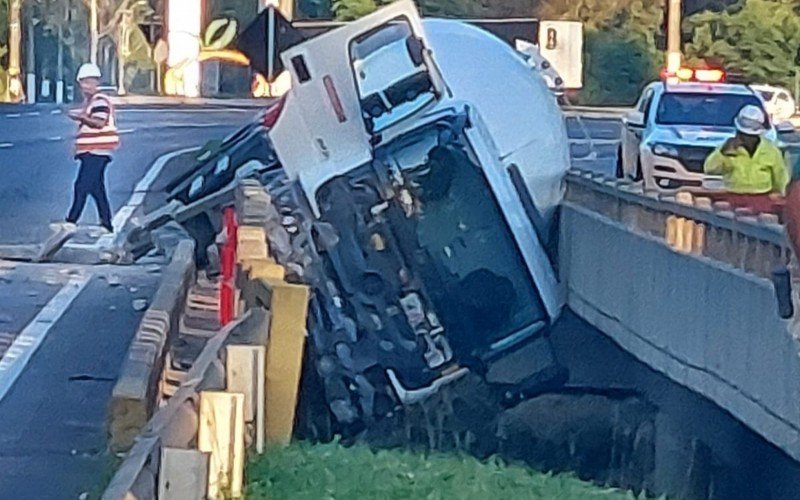 Caminhão caiu em vão entre pontes na RS-122, em São Sebastião do Caí | abc+