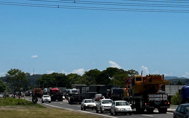 Guindastes que farão a retirada do caminhão-tanque que caiu entre vão de pontes na RS-122 chegaram por volta do meio-dia | abc+