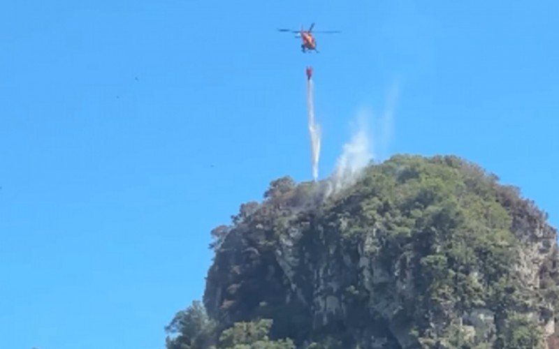 Helicóptero do Corpo de Bombeiros combateu chamas no Morro Itacolomi | abc+