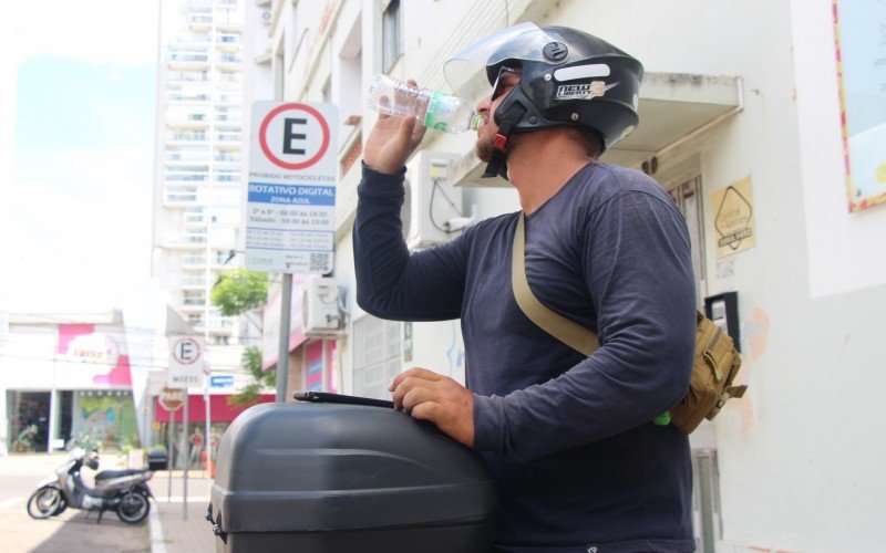 Trabalhadores enfrentam calor extremo nas ruas 