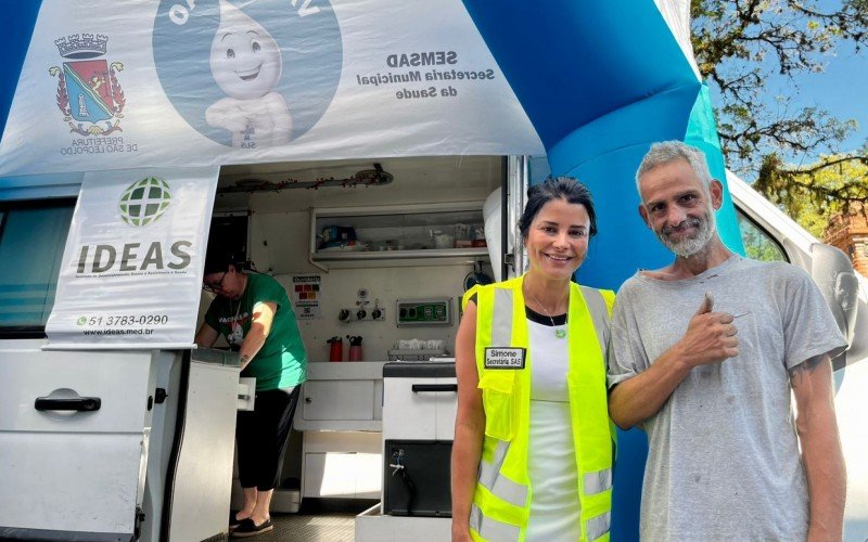 Simone Dutra com Fauze Mac Ginity, um dos atendidos pela ação 